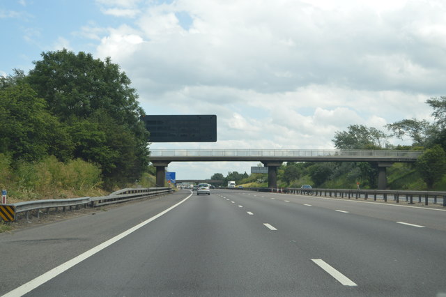 File:Footbridge over the M1 - geograph.org.uk - 4730012.jpg