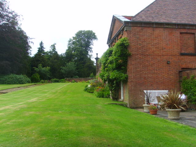 File:Gardens at Chillington Hall - geograph.org.uk - 1415090.jpg