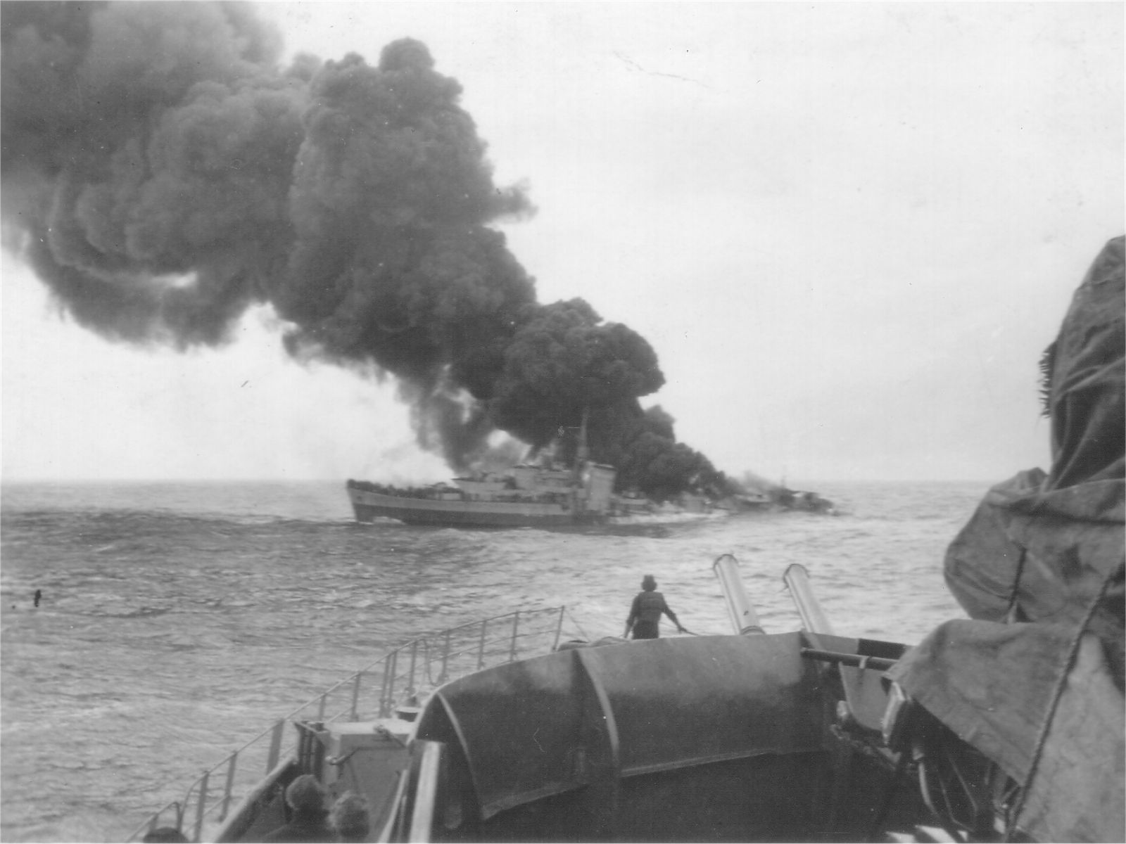 Fotos de la Segunda Guerra Mundial - Página 4 HMS_Gurkha%2C_more_than_1_hour_after_being_torpedoed