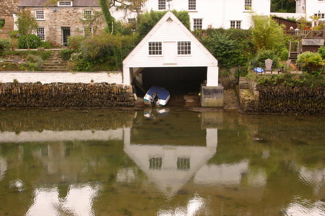 File:Helford boathouse reflection. - geograph.org.uk - 1079040.jpg