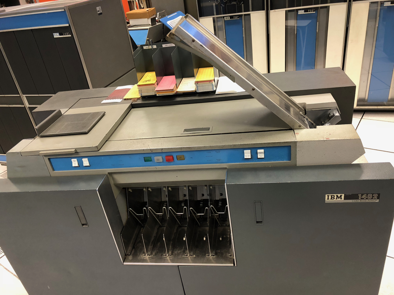 File:IBM 1402 card reader-punch CHM.agr.jpg - Wikimedia Commons