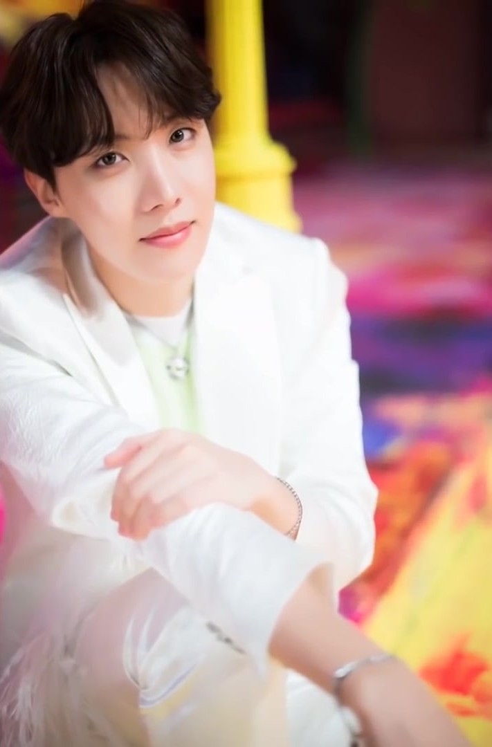 BTS J-Hope Shares Eye-Catching Photos of Him on SNS