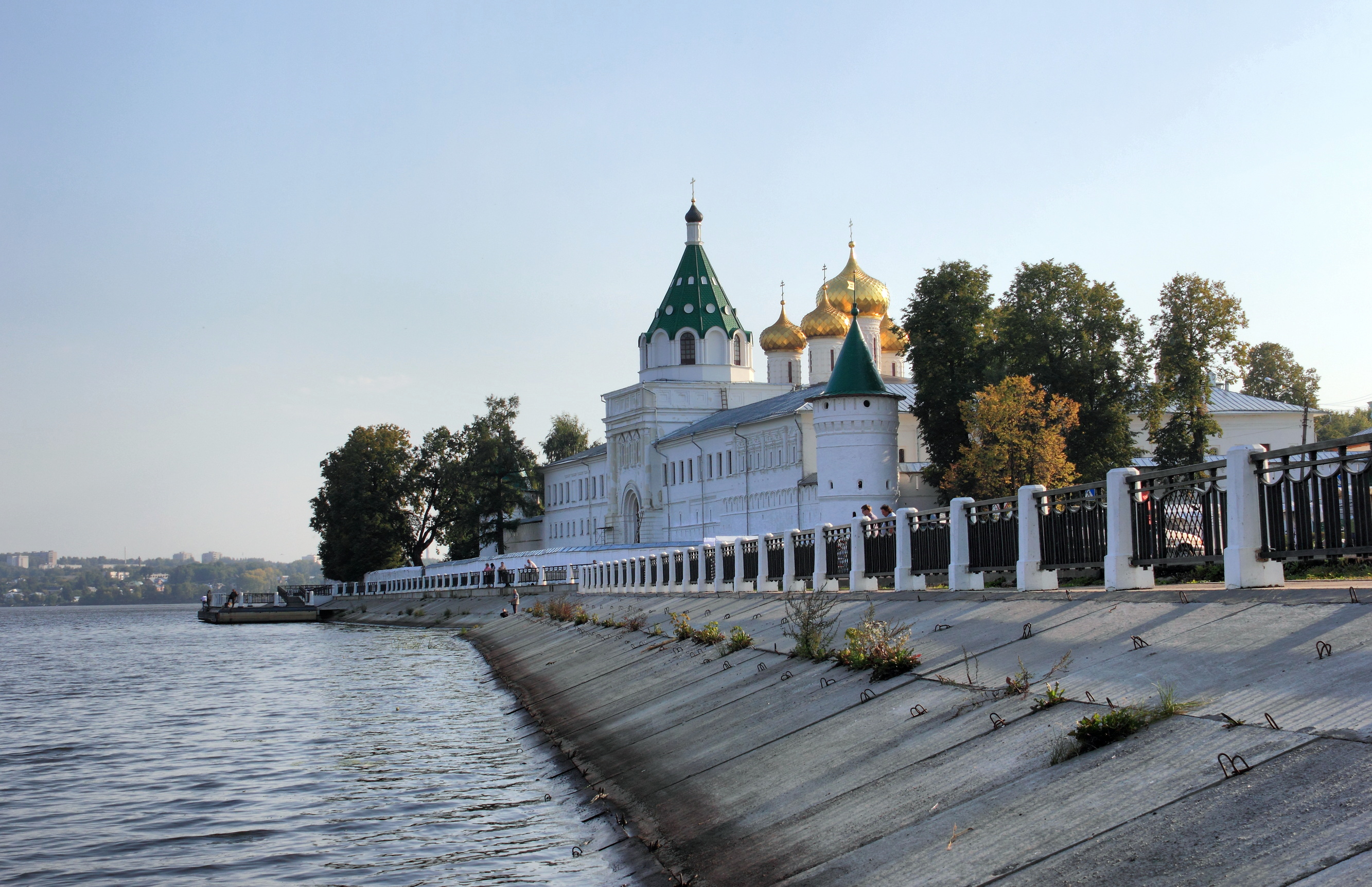 Кострома в реальном. Свято-Троицкий Ипатьевский монастырь в Костроме. Кострома достопримечательности Ипатьевский монастырь. Ипатьевский монастырь Ярославль. Ипатьевский монастырь Кострома фото.