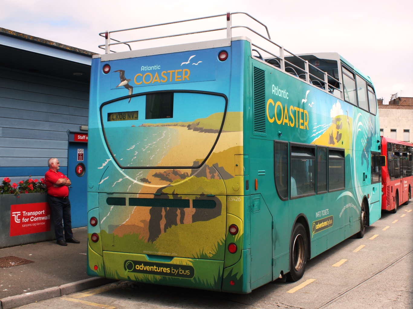 File Newquay Bus Station First 33426 LK08NVJ rear.JPG