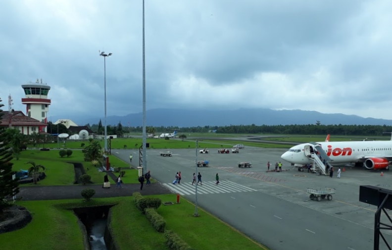 File:PattimuraAirportTerminal.jpg