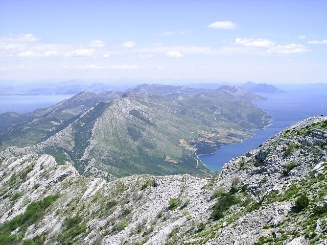 File:Pohled ze sv. Ilije, nejvyssiho vrchu Peljesce (961 m) podel.jpg