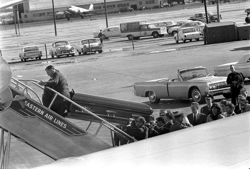 CASKET OF PRESIDENT JOHN F KENNEDY UNLOADED FROM AIR FORCE ONE 8X10 PHOTO 1963 