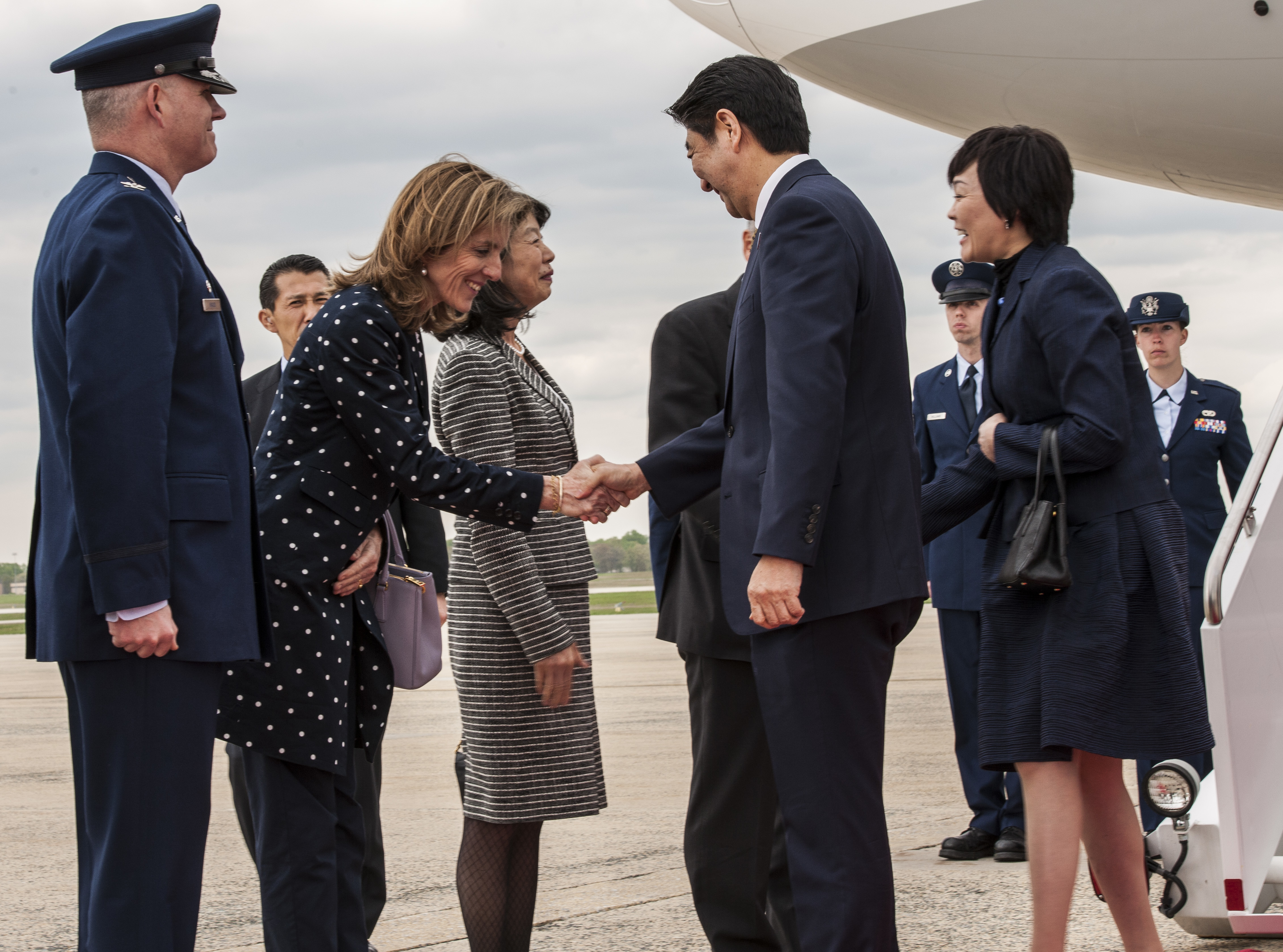 ファイル:Prime Minister of Japan Shinzo Abe arrives at Joint Base Andrews  150427-F-WU507-056.jpg - Wikipedia