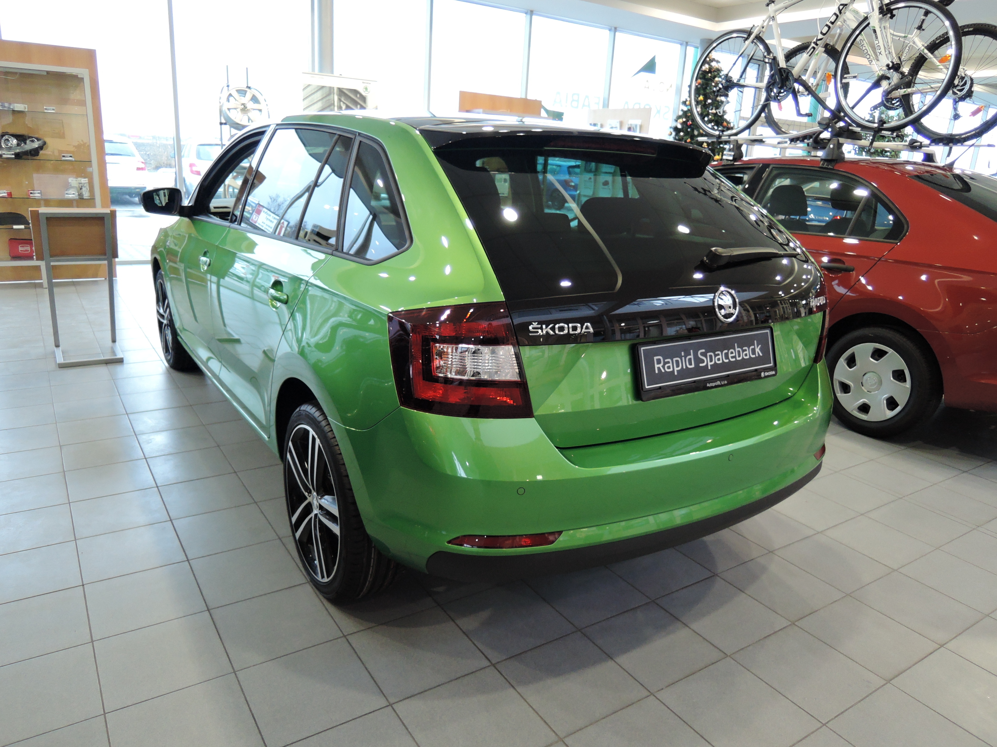 Skoda Rapid зеленая