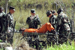 File:Transporting a Guantanamo captive on a stretcher in 2002-02.jpg