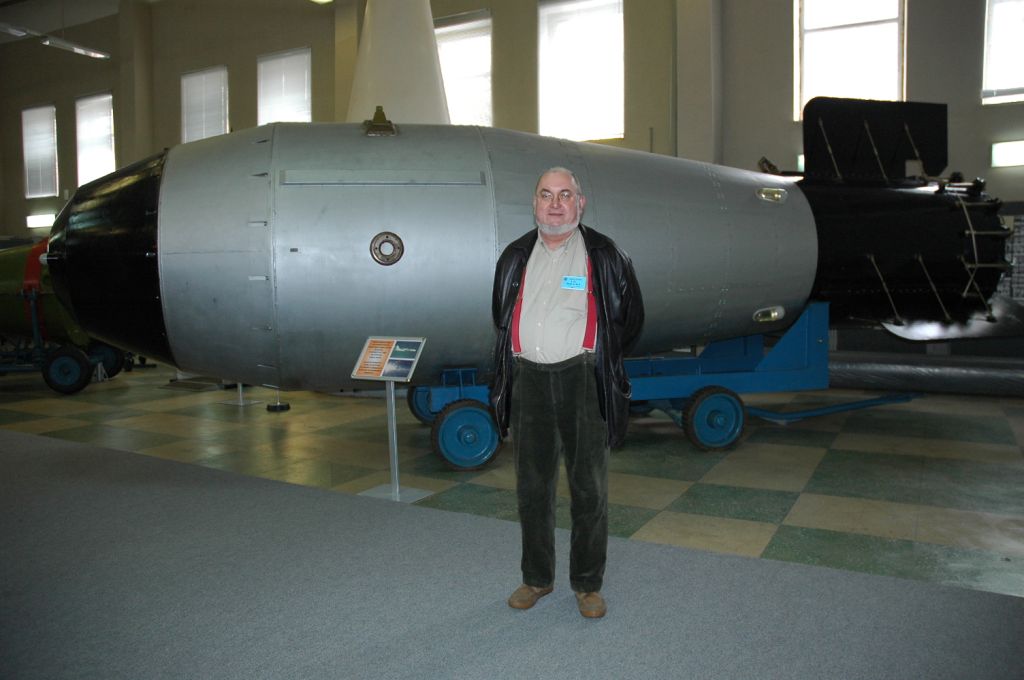 https://upload.wikimedia.org/wikipedia/commons/2/21/Tsar_Bomba.JPG