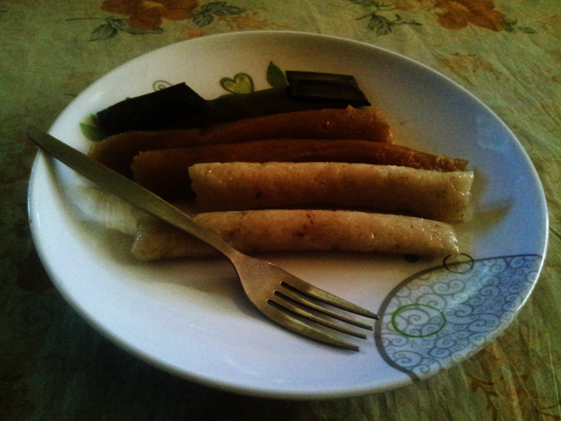 File:Two varieties of suman (glutinous rice and cassava).jpg