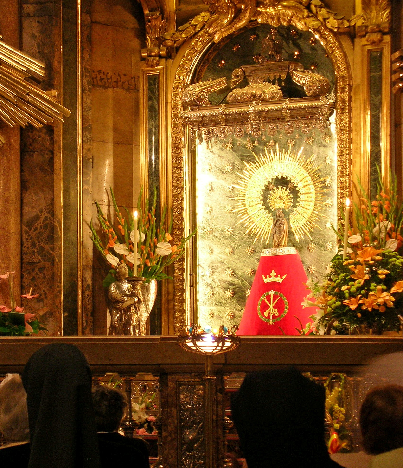 Funda de móvil Virgen del Pilar con el manto de españa - Con la Peineta  Puesta