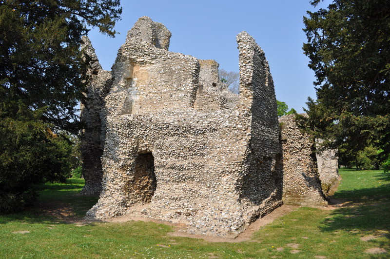 File:Weeting Castle - geograph.org.uk - 2377286.jpg