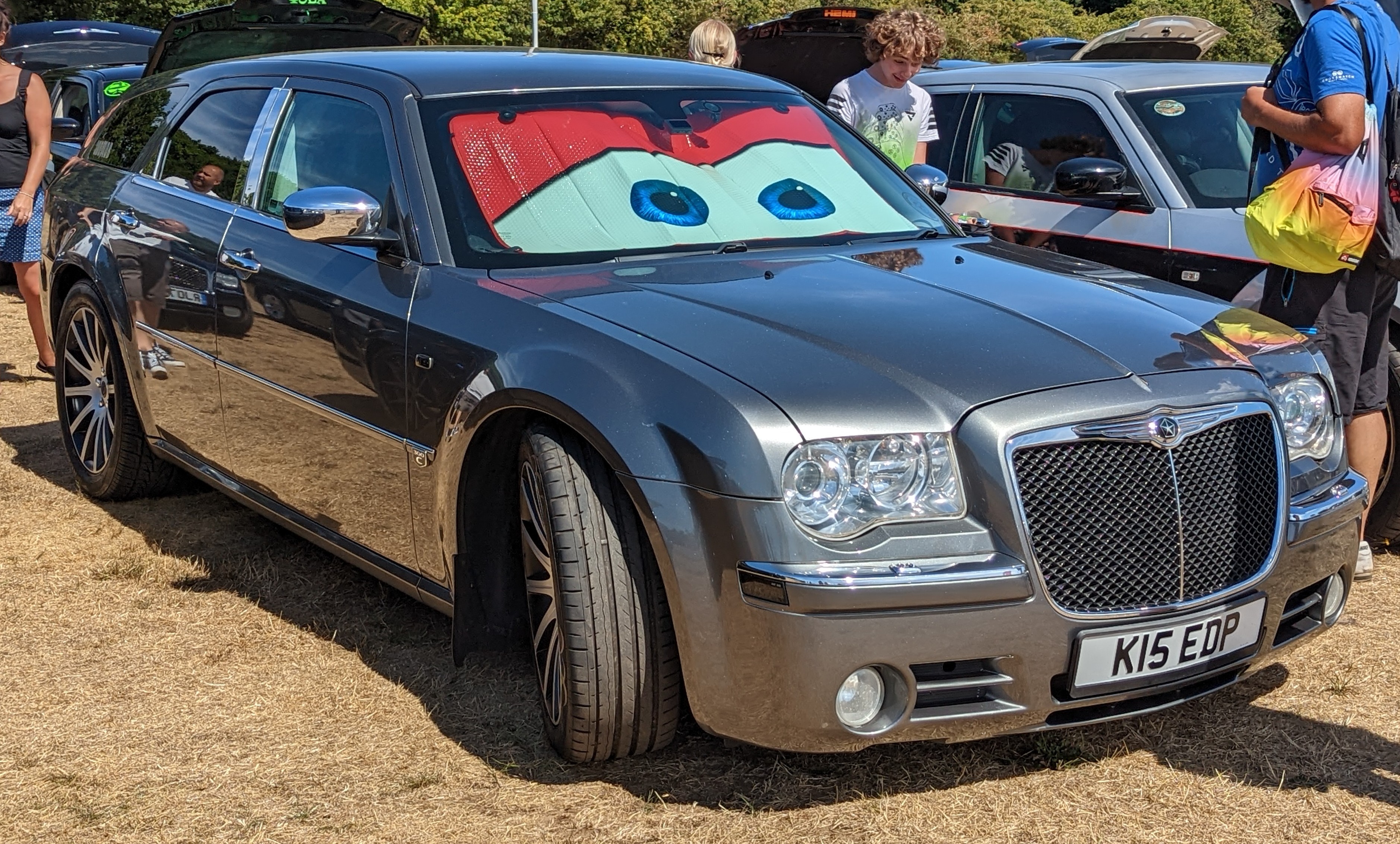 Chrysler 300c vs Bentley