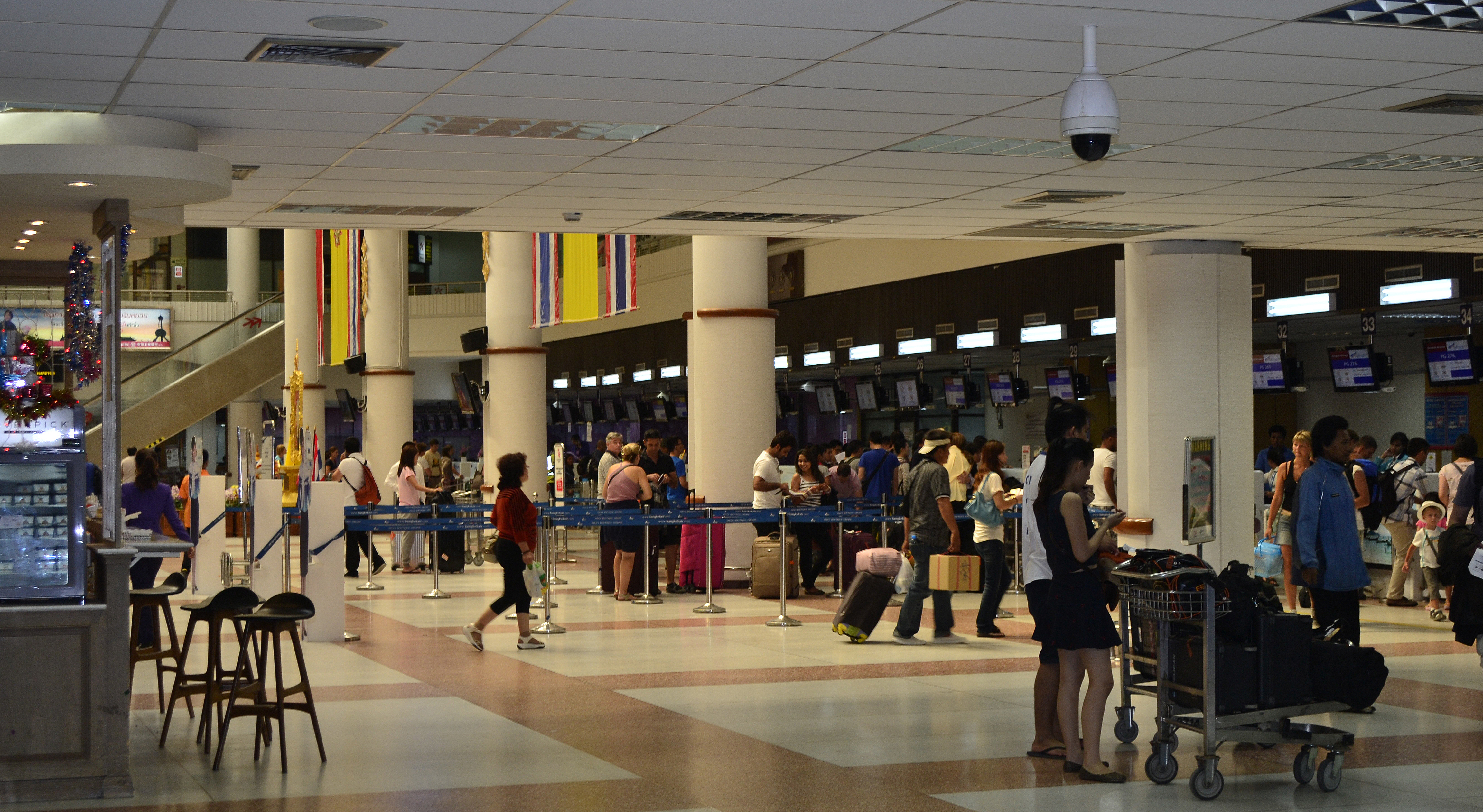 Phuket airport. Аэропорт Тайланда Пхукет. Аэропорт Тайланда Пхукет фото. Аэропорт Пхукета внутри. Фотография аэропорта Пхукет.