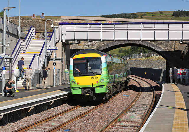 File:A train pulling out of Stow Station.jpg - Wikimedia Commons