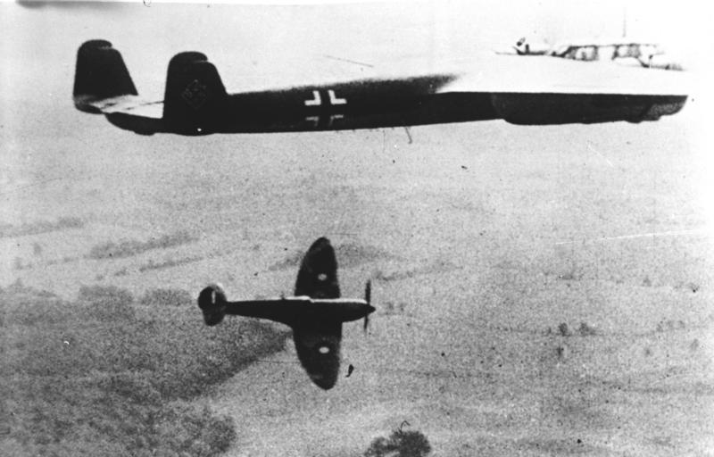 File:Bundesarchiv Bild 146-1969-094-18, Dornier Do 17 und Supermarine Spitfire.jpg