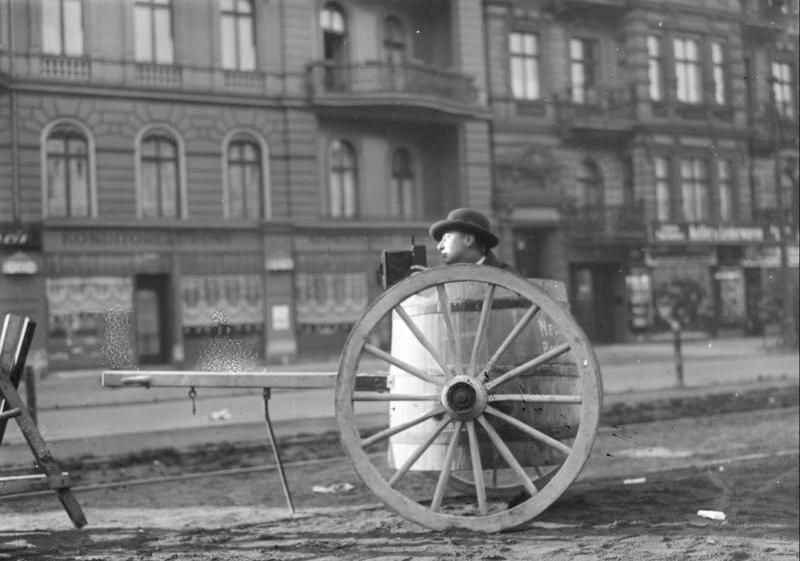 File:Bundesarchiv Bild 183-1984-0822-503, Fotograf mit Kamera in Wassertonne.jpg