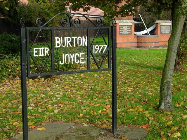 Burton Joyce Monuments - geograph.org.uk - 278212