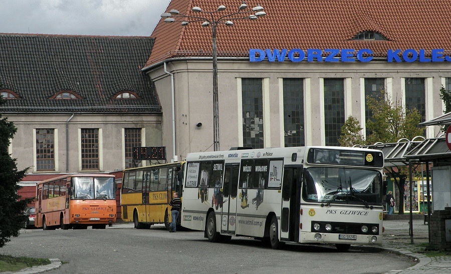 https://upload.wikimedia.org/wikipedia/commons/2/22/DAB_7-1200B_SG5924E%2C_PKS_Gliwice.jpg