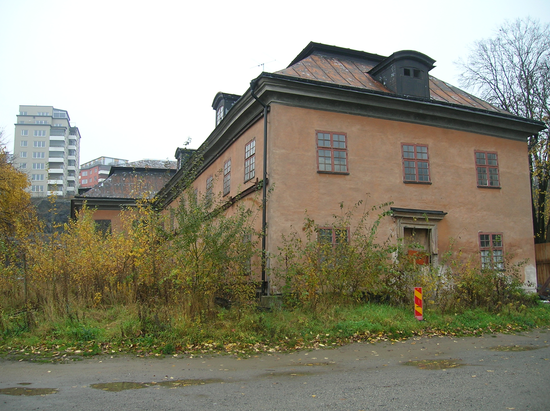 Huvudbyggnaden för Danvikens Hospital från 1725 finns ännu kvar, men numera i dåligt skick.