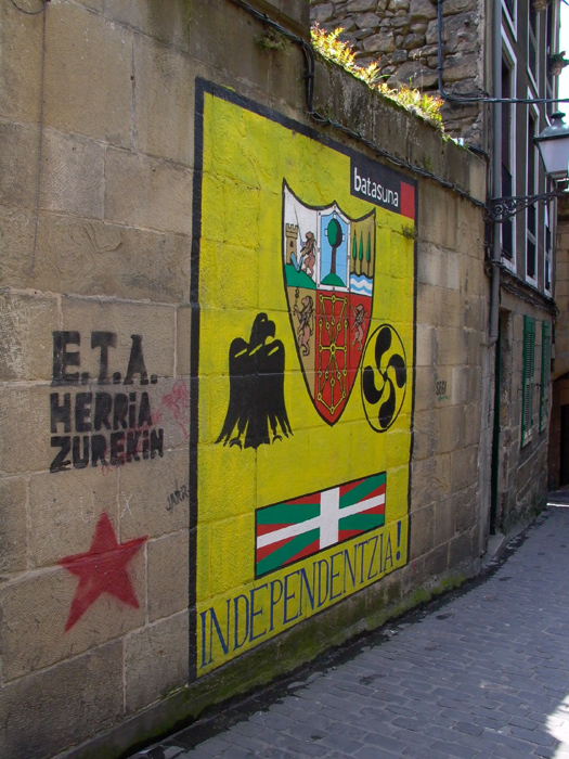 Mural con alusiones a ETA y a Batasuna en [[Pasajes