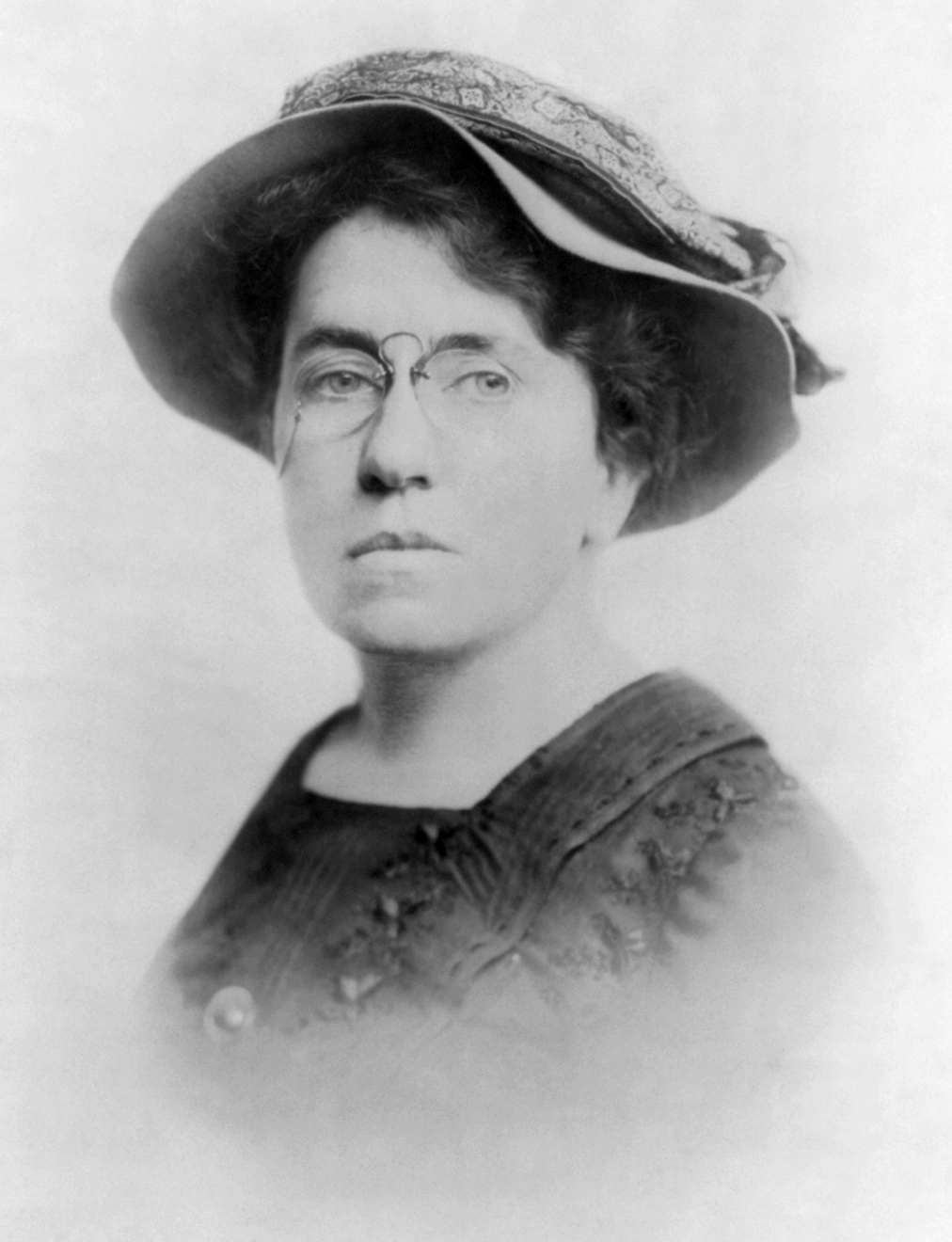 https://upload.wikimedia.org/wikipedia/commons/2/22/Emma_Goldman_2.jpg