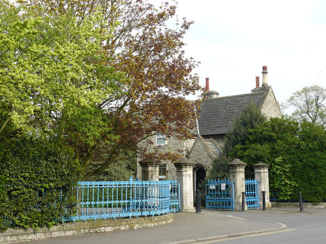 File:Entrance to Queen's Road Cemetery - geograph.org.uk - 1263303.jpg