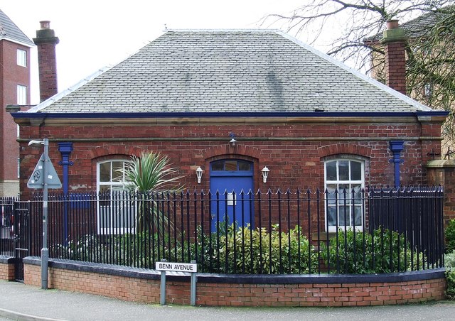 File:Former gatehouse - geograph.org.uk - 371321.jpg