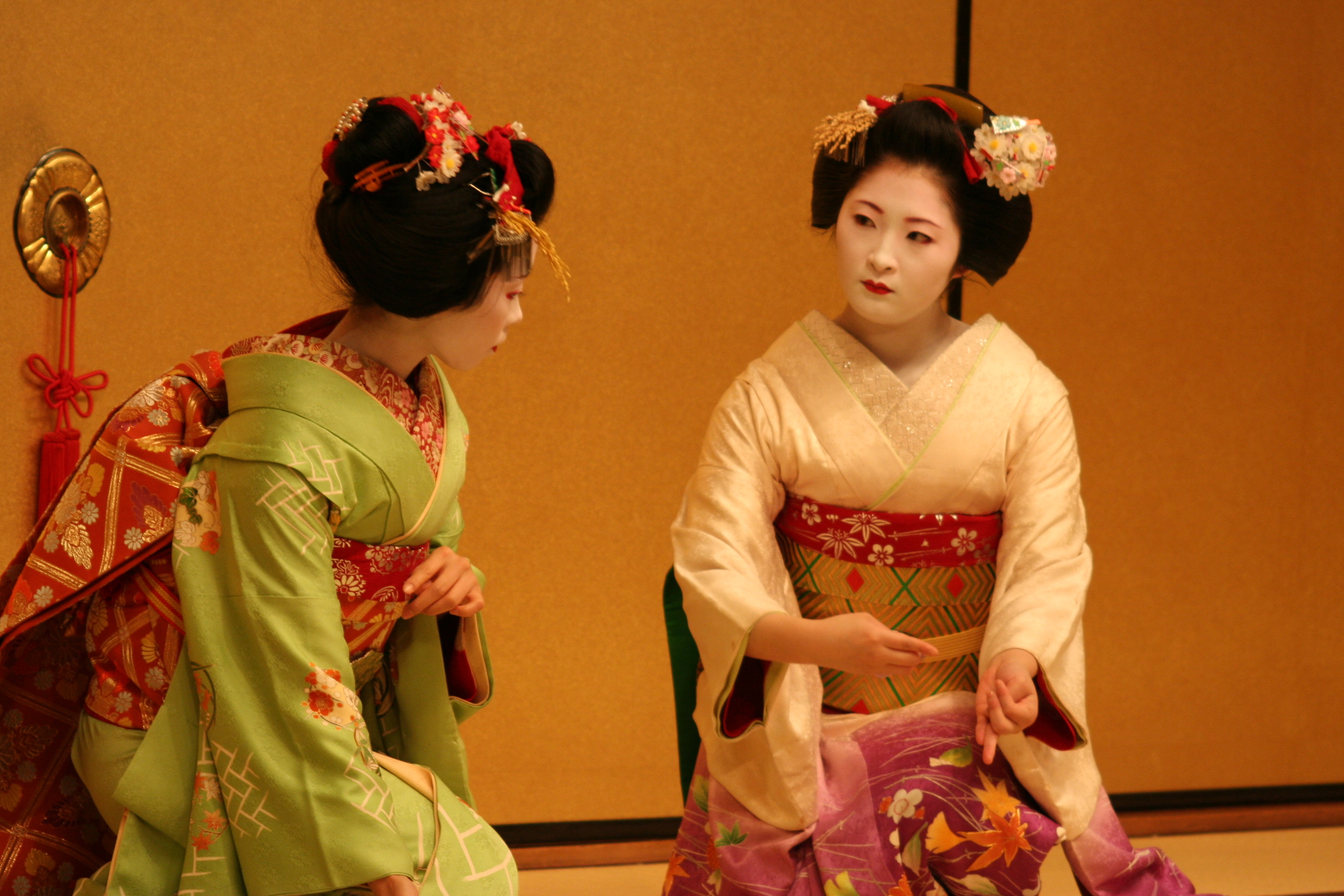 File:Geisha dance.jpg - Wikimedia Commons