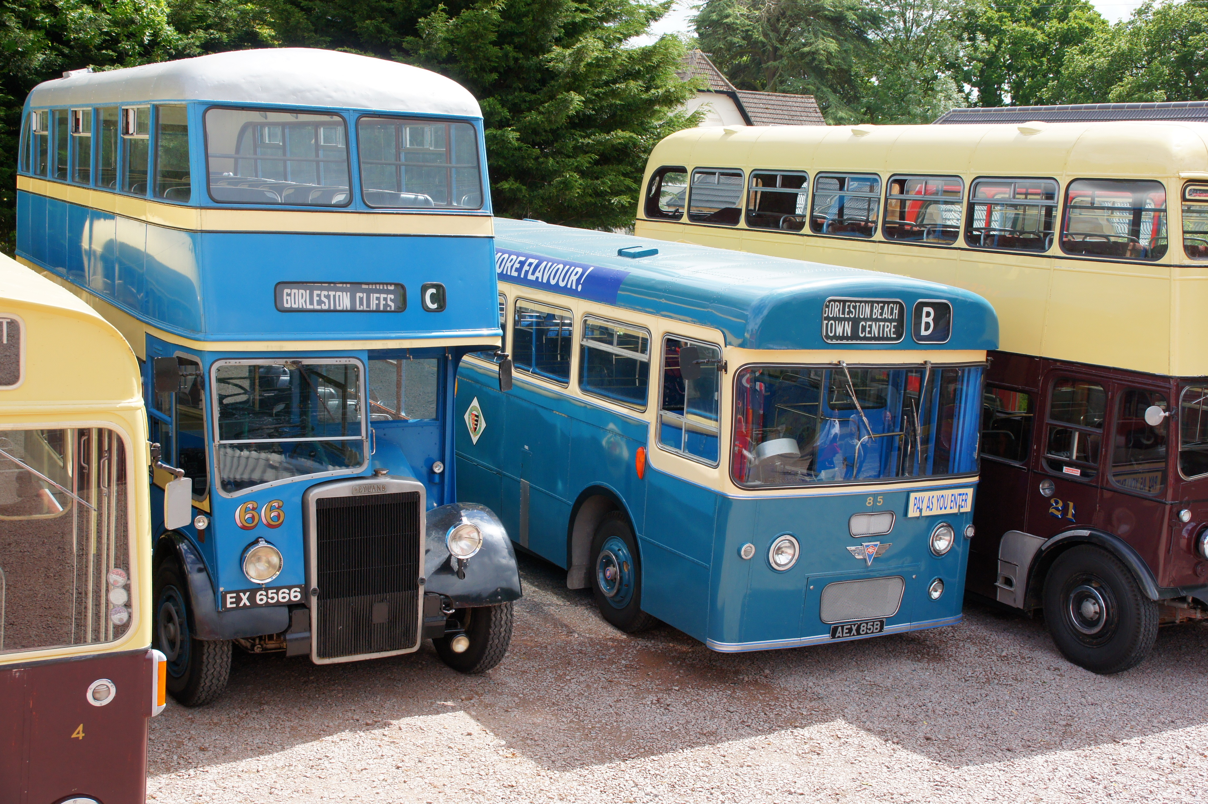 Great_Yarmouth_buses_66_(EX_6566)_&_85_(