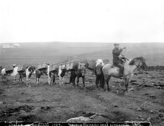 File:Hans póstur blæs í lúður, 1909.jpg