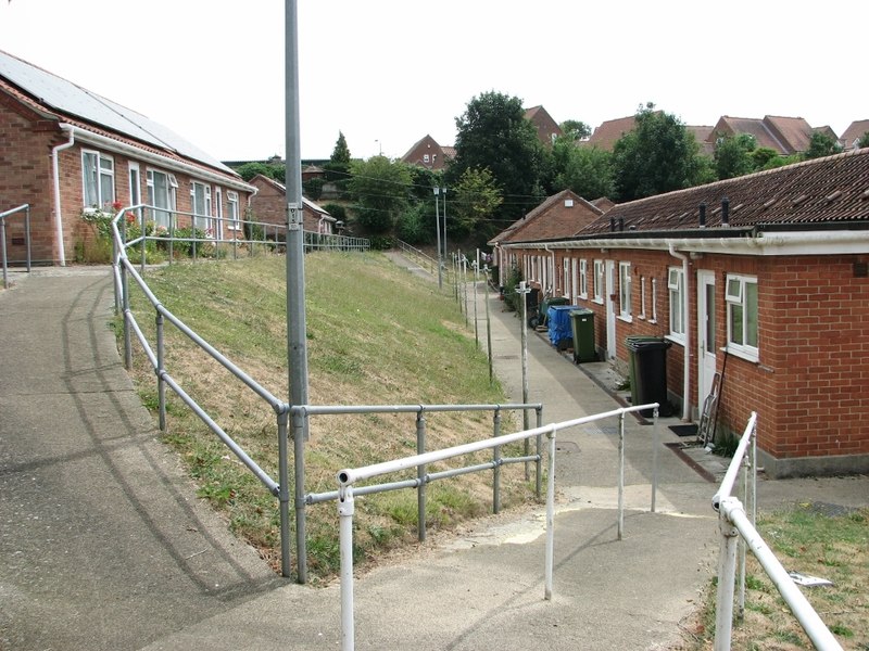 File:Housing in The Dell - geograph.org.uk - 5847674.jpg