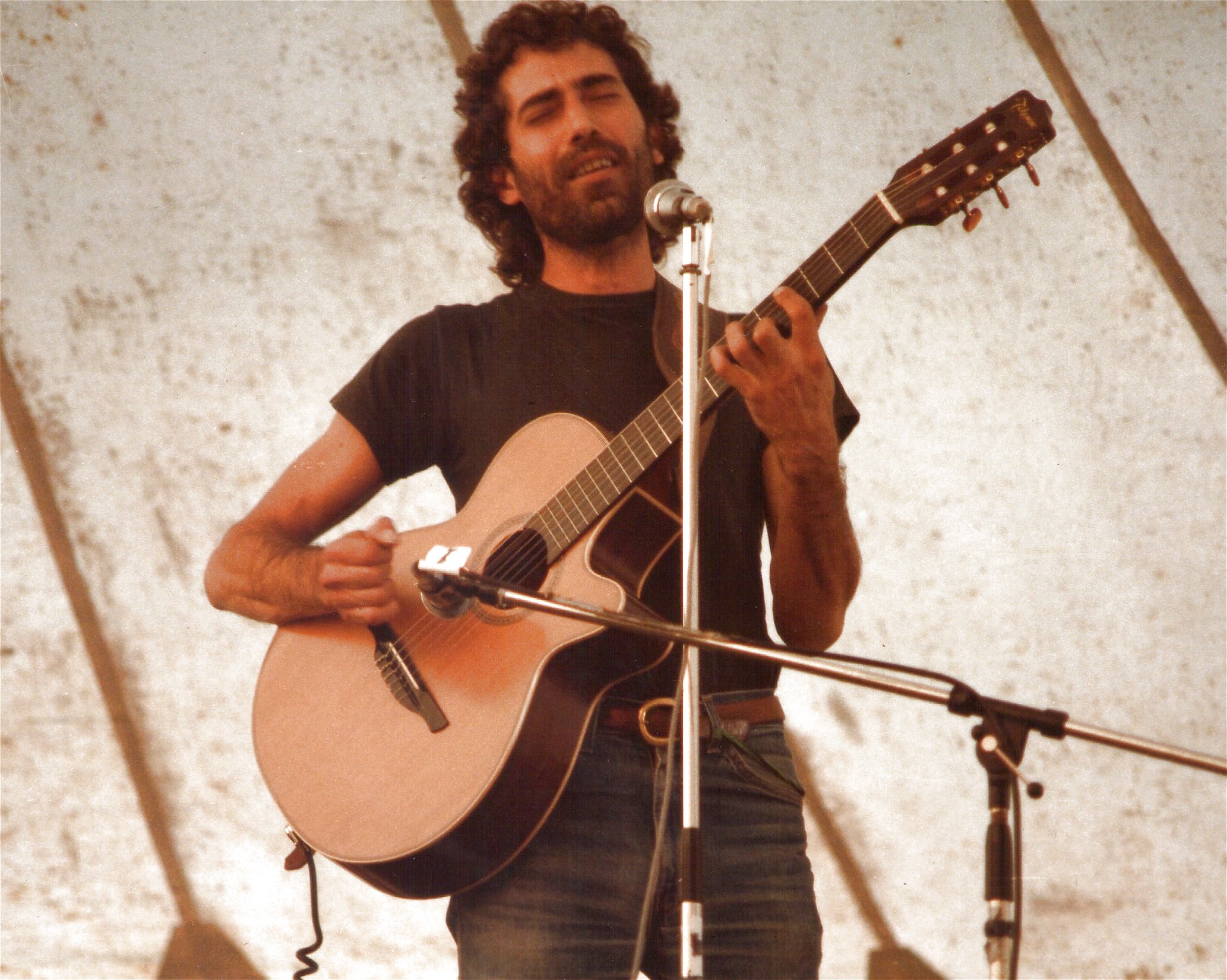 Guillory on stage at the 1985 Cambridge Folk Festival