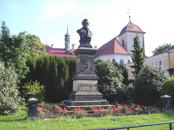 File:Jan Evangelista Purkyně statue Libochovice,Czechia.jpg