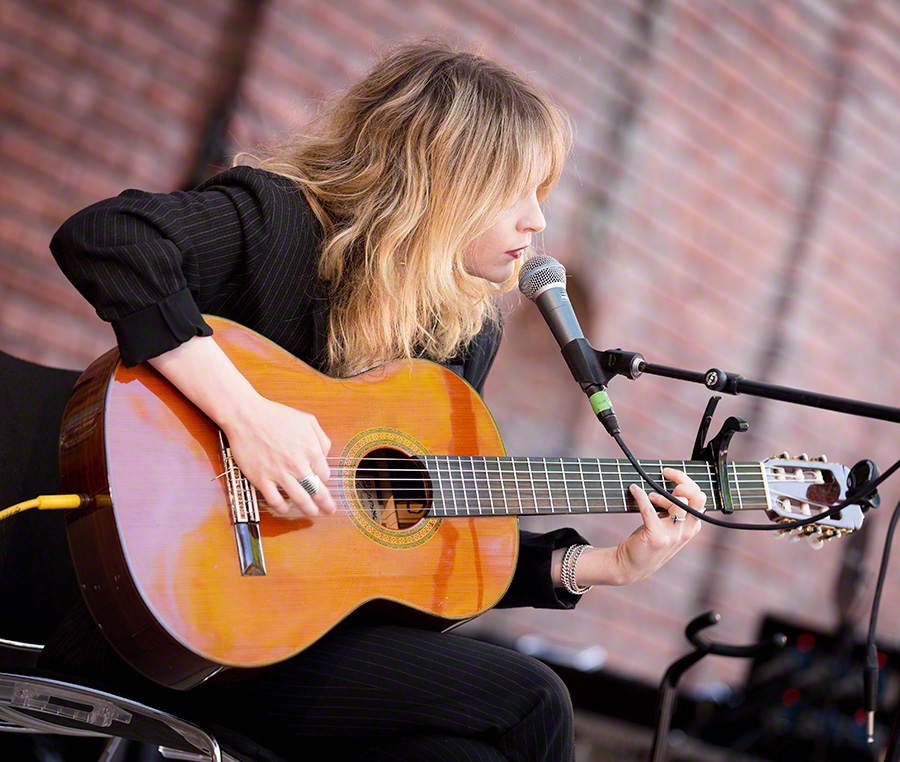 People play guitar. Jessica Pratt. Дама Синтия Пратт.