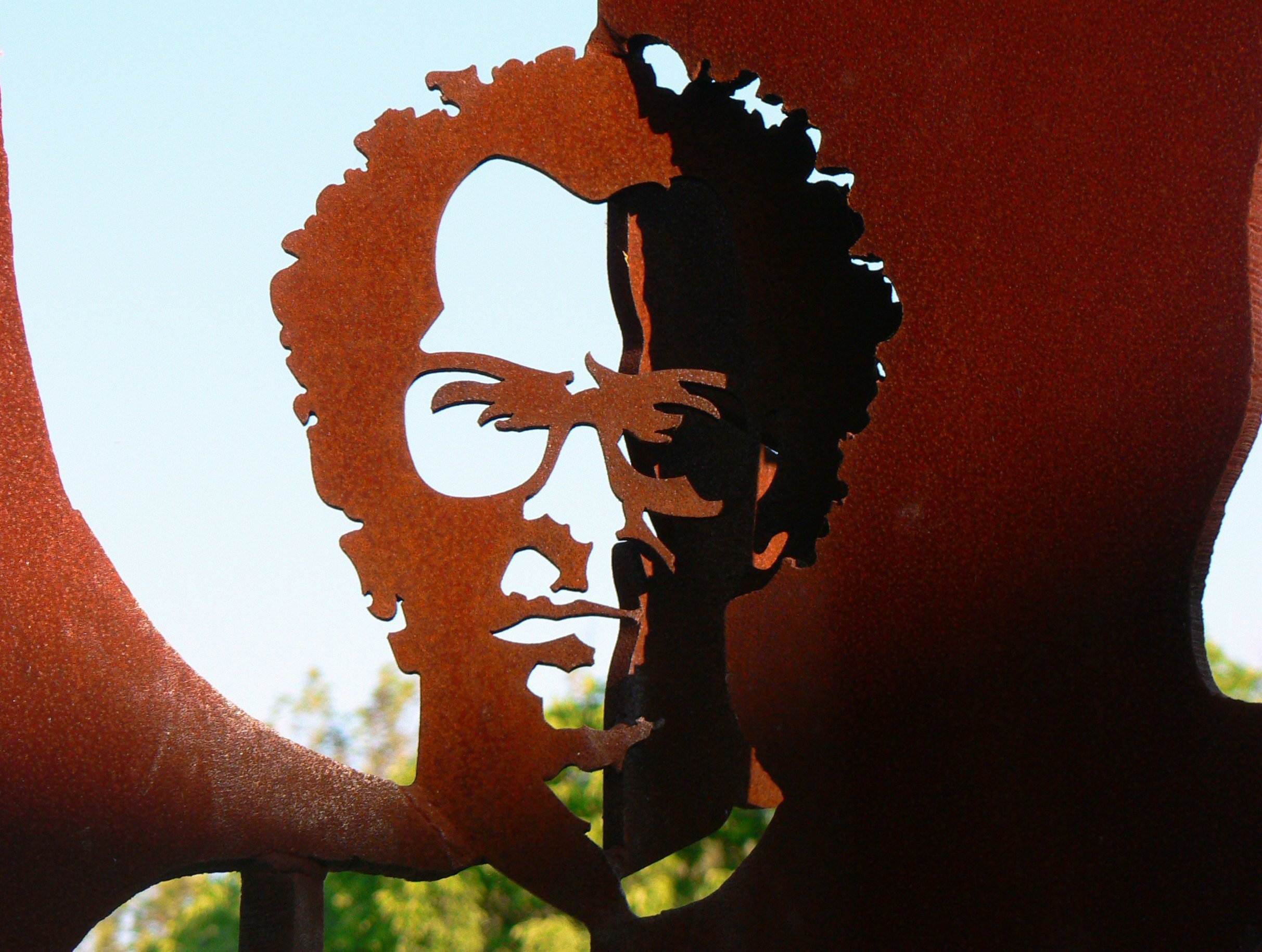 José Afonso, en el monumento levantado en Grandola.