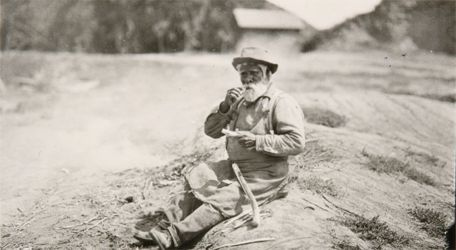 File:Librado Making Kelp Fetish 1912.jpg