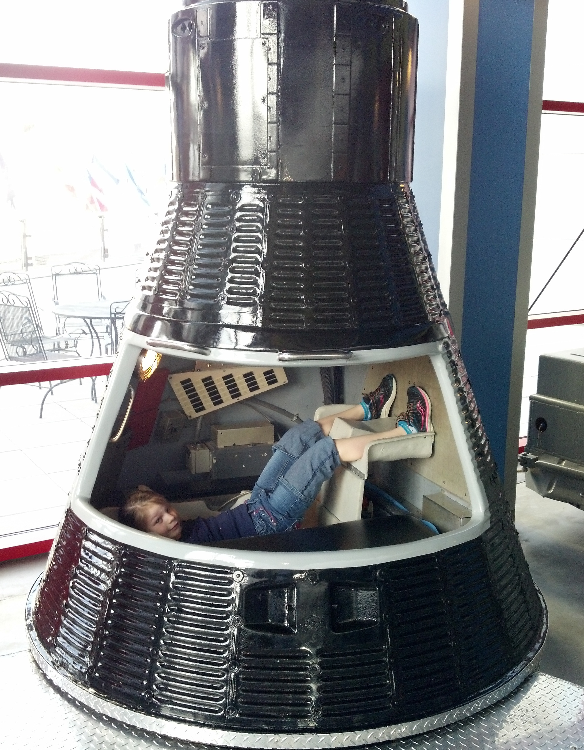 https://upload.wikimedia.org/wikipedia/commons/2/22/Mercury_Simulator_with_child.jpg