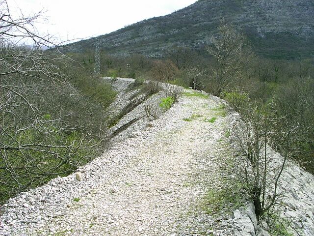 File:Nasep zeleznicni trati Gabela-Dubrovnik, Popovo Polje.jpg