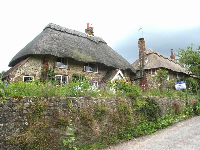 Old Thatched Cottages - geograph.org.uk - 484076