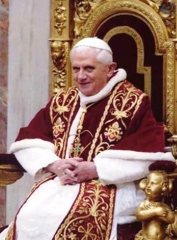 File:Papa Benedetto XVI trono.jpg