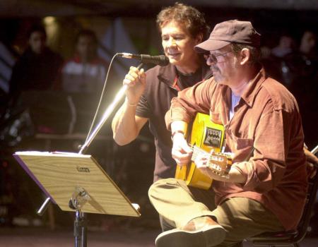 Silvio Rodríguez con Víctor Heredia, en un concierto en Plaza de Mayo, Buenos Aires.