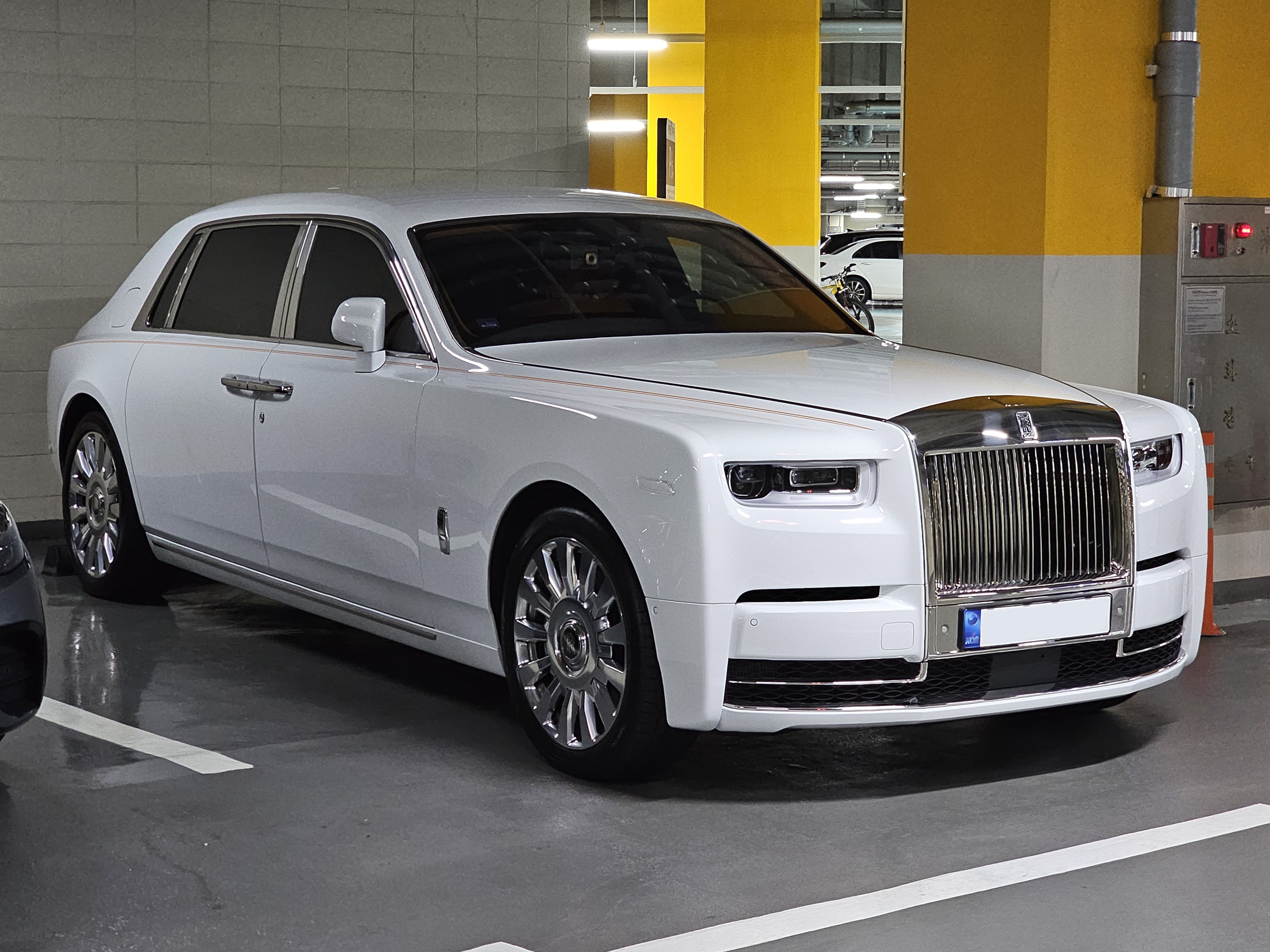 File:Rolls-Royce Phantom VIII 001.jpg - Wikimedia Commons