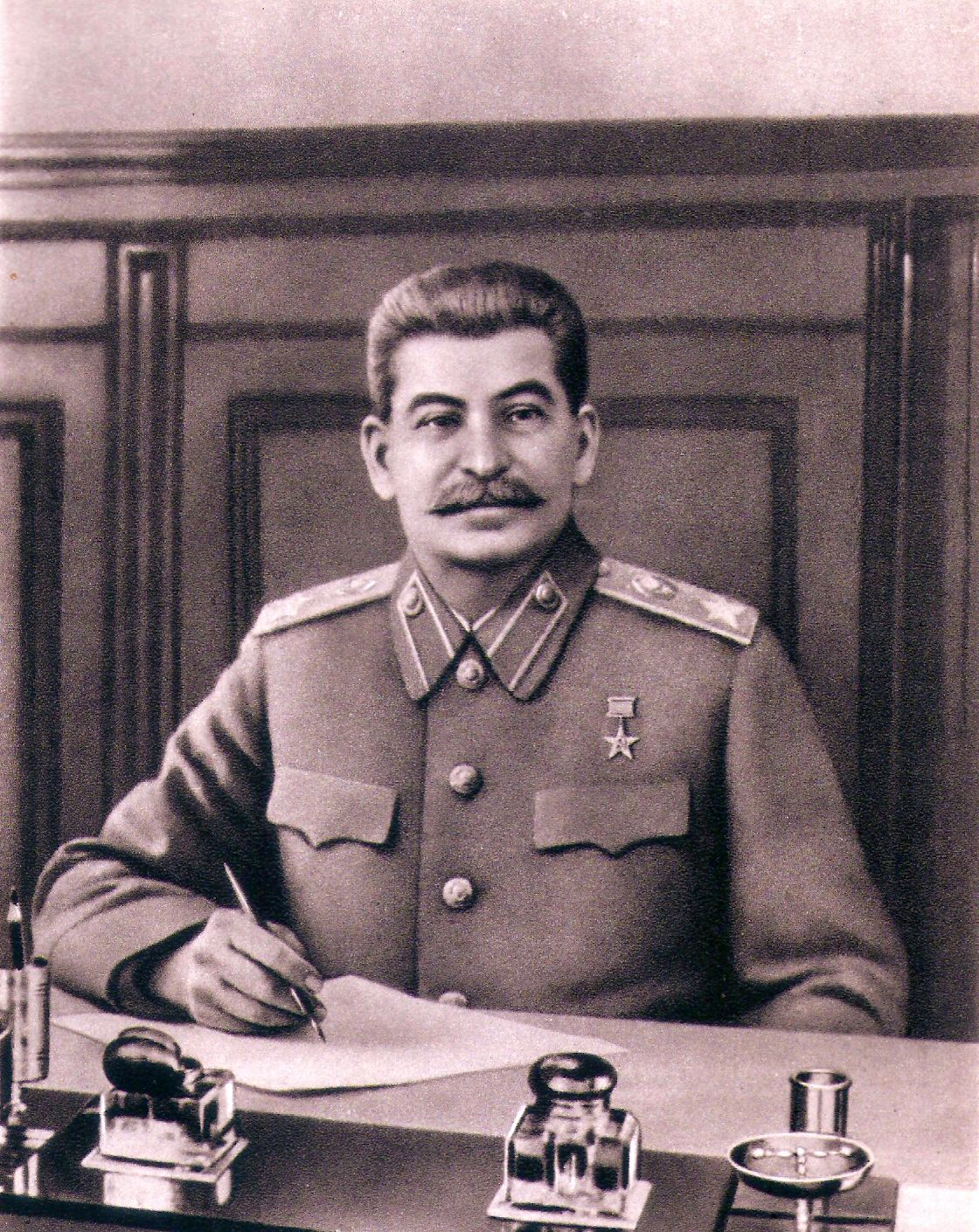 https://upload.wikimedia.org/wikipedia/commons/2/22/Stalin_office.jpg