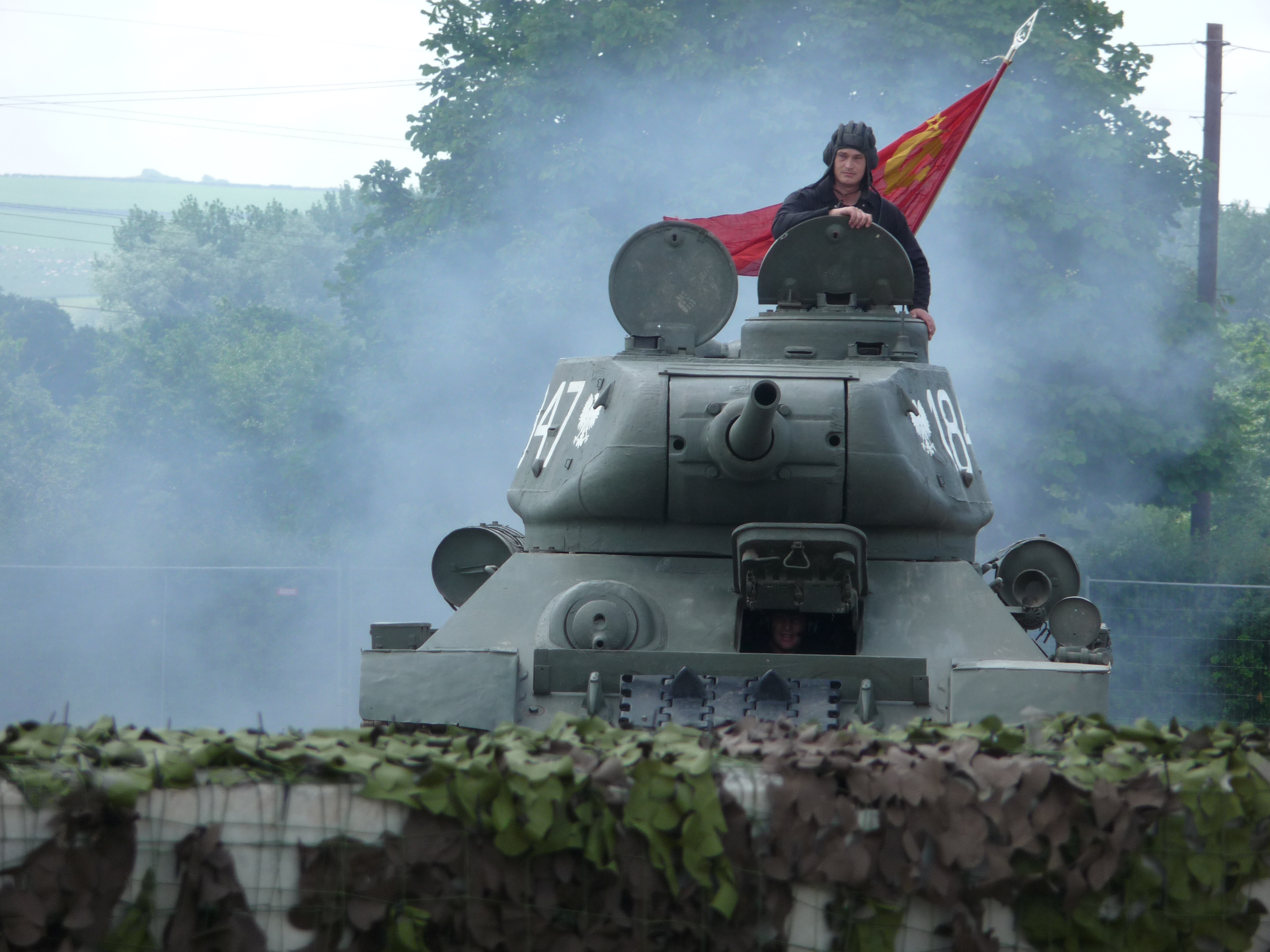 Забрали танк. Т 34 85 во Вьетнаме. Танк т 34 85 во Вьетнаме музей. Т-34 Микки Маус. 9 Мая танк т34.