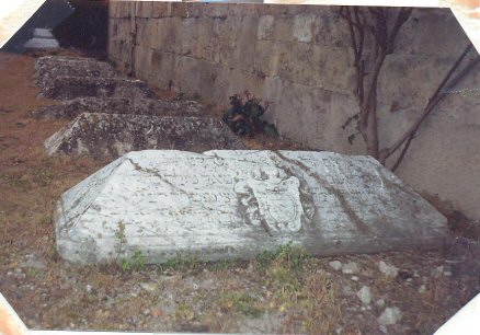 המצבות העתיקות בבית הקברות בפיזה - במקומן המקורי