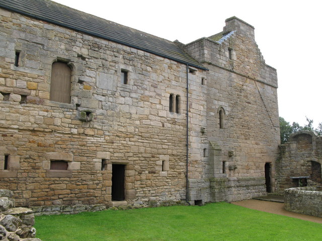 File:The west wall of Aydon Castle - geograph.org.uk - 527649.jpg