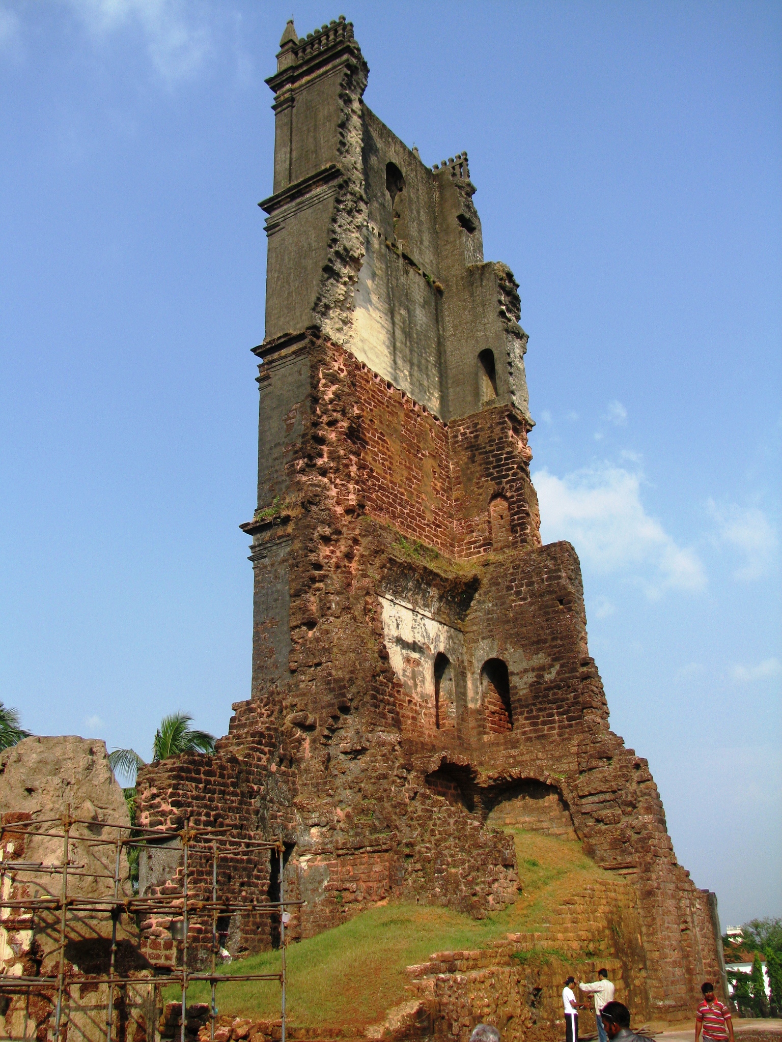 Tower like. Разрушенные старые развалины форта.